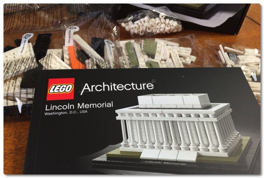 LEGO: 21022 リンカーン記念館は小振りなアーキテクチャですが、高密度で可愛らしいセットです