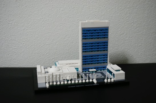 LEGO: 21018 United Nations Headquarters を組みました。ブルーが映えるオススメのセットです
