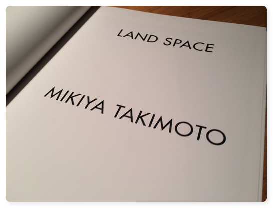 瀧本幹也氏の写真集 LAND SPACE はページをめくるたびに迫力で息をするのを忘れてしまいそうになる