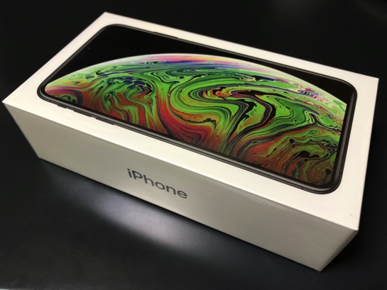 iPhone XS Max 開封！ 最初にやるのは保護フィルムの貼り付け、このフィルムお勧めです